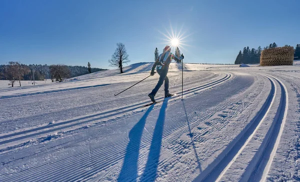 Mulher Esquiando Cross Country Bregenz Forest Mountains Perto Sulzberg Vorarlberg — Fotografia de Stock