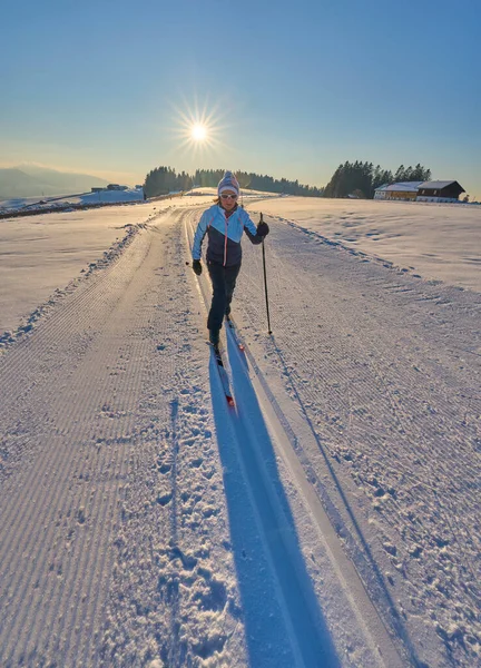 Wanita Ski Lintas Negara Bregenz Forest Mountains Dekat Sulzberg Vorarlberg — Stok Foto