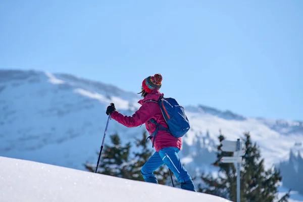 Mulher Sênior Agradável Ativa Snowshoeing Neve Profundo Abaixo Monte Hochgrat — Fotografia de Stock