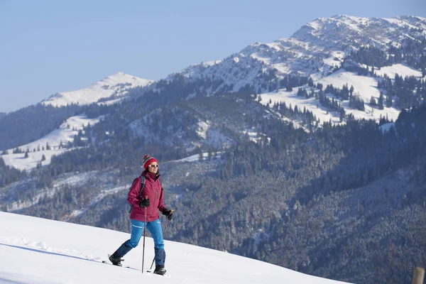 Mooie Actieve Senior Vrouw Sneeuwschoenwandelen Diepe Poedersneeuw Onder Berg Hochgrat — Stockfoto