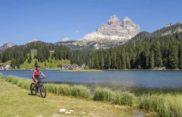 İtalya 'nın güney Tirol kentindeki Dolomite dağlarında Lavaredo' nun ünlü tepelerinin altında Misurina Gölü kıyısında elektrikli dağ bisikletini sürmüş.