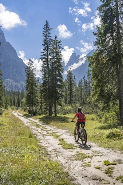 Vacker Äldre Kvinna Rider Sin Elektriska Mountainbike Fischlein Valley Sexten — Stockfoto