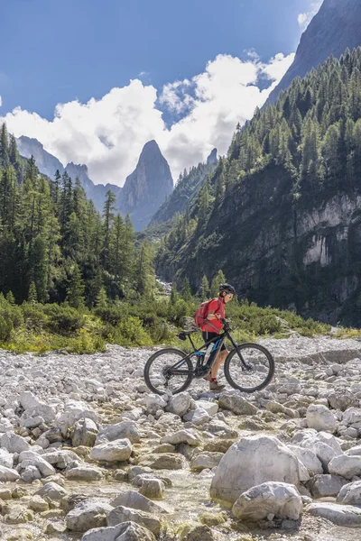 Jolie Femme Âgée Chevauchant Son Vélo Montagne Électrique Dans Vallée — Photo