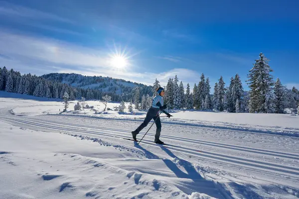 Bagus Dan Aktif Wanita Senior Ski Lintas Negara Hochhaedrich Daerah — Stok Foto