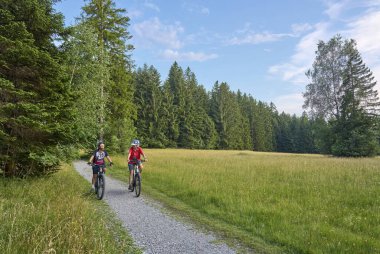 Avusturya, Vorarlberg, Sibratsgfll yakınlarındaki Bregenz Ormanı 'nda bisiklet turunda eğlenen iki son sınıf öğrencisi kız arkadaş.