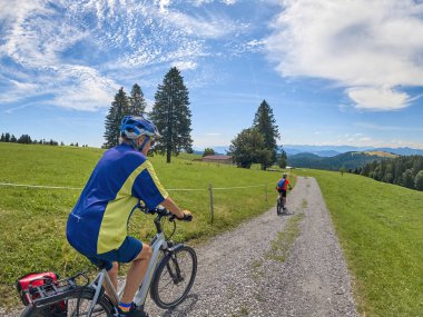 Avusturya, Vorarlberg, Sibratsgfll yakınlarındaki Bregenz Ormanı 'nda bisiklet turunda eğlenen iki son sınıf öğrencisi kız arkadaş.