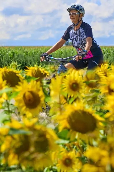 Mooie Senior Vrouw Fietsen Met Haar Elektrische Mountainbike Een Bloeiende — Stockfoto
