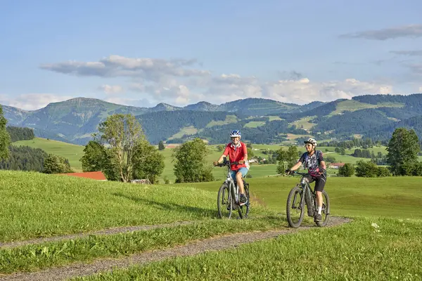 Dos Amigas Mayores Divirtiéndose Durante Recorrido Bicicleta Por Bosque Bregenz — Foto de Stock