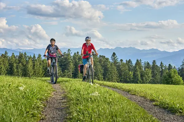 在奥地利福拉尔贝格市Sibratsgfll附近的Bregenz森林骑自行车游览期间 有两位高级女友玩得很开心 — 图库照片