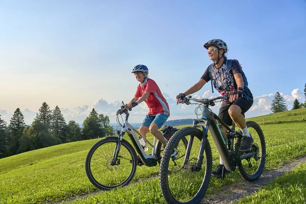 Dua Teman Perempuan Senior Bersenang Senang Selama Tur Bersepeda Bregenz — Stok Foto