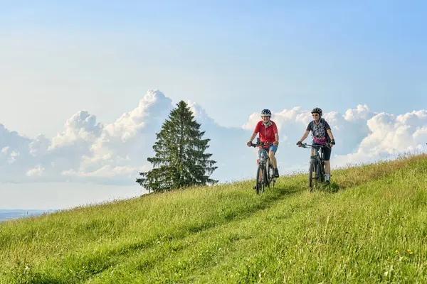 Dua Teman Perempuan Senior Bersenang Senang Selama Tur Bersepeda Bregenz — Stok Foto