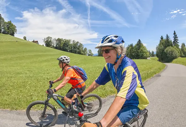 Duas Amigas Seniores Divertindo Durante Passeio Bicicleta Floresta Bregenz Perto — Fotografia de Stock