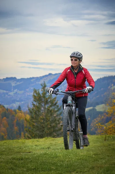 Wanita Aktif Naik Sepeda Gunung Listriknya Hutan Brengenz Pegunungan Dekat — Stok Foto