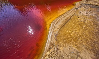 Rio Tinto Nehri, Huelva ili, Endülüs, İspanya 'nın Sülfürik Koyu Kırmızı Suyu' nun doğal dokusu