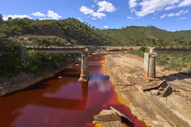 Bisikletli hoş bir kadın Rio Tinto nehri boyunca doğal kırmızı suyuyla Endülüs, İspanya 'da bisiklet turunda.