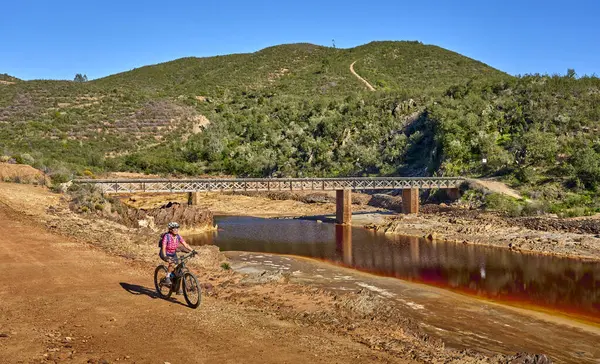 Nice Woman Electric Moutain Bike Bike Tour River Rio Tinto — Stock Photo, Image