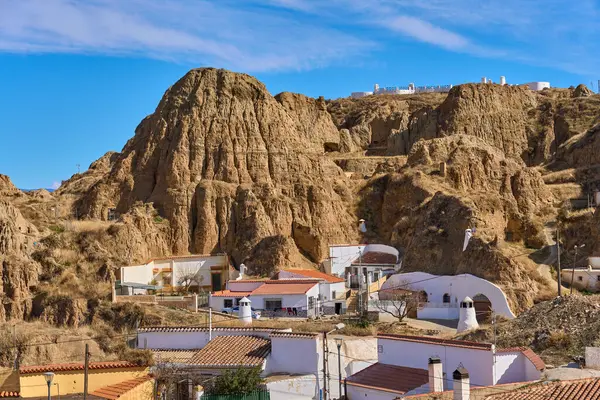 Ansalusia, İspanya 'daki Guadix, mağara evleri olan ünlü beyaz köy.