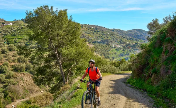 Nerja, Endülüs, İspanya yakınlarındaki Sierra de Tejada 'da elektrikli dağ bisikletiyle bisiklet süren hoş bir kadın.