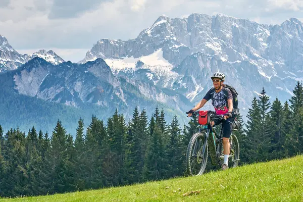 Slovenya 'daki Kranska Gora' nın yukarısındaki Triglav Ulusal Parkı 'ndaki Vri Geçidi' nde E dağ bisikleti turundaki neşeli, aktif son sınıf öğrencisi kadın.