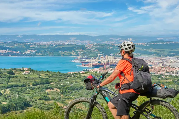 Slovenya Akdeniz 'de bisiklet turuna çıkan güzel aktif bir kadın Koper' den daha pahalı.