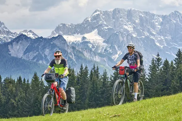 Slovenya 'daki Kranska Gora' nın yukarısındaki Triglav Ulusal Parkı 'ndaki Vri Geçidi' nde bisiklet turunda aktif kıdemli çift.