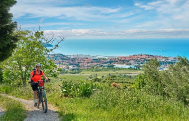 Slovenya Akdeniz 'de bisiklet turuna çıkan güzel aktif bir kadın Koper' den daha pahalı.