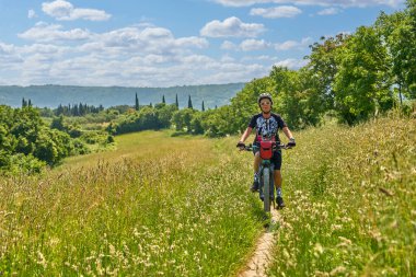 Slovenya Akdeniz 'de bisiklet turuna katılan son sınıf güzel bir kadın Izola' dan daha pahalı.
