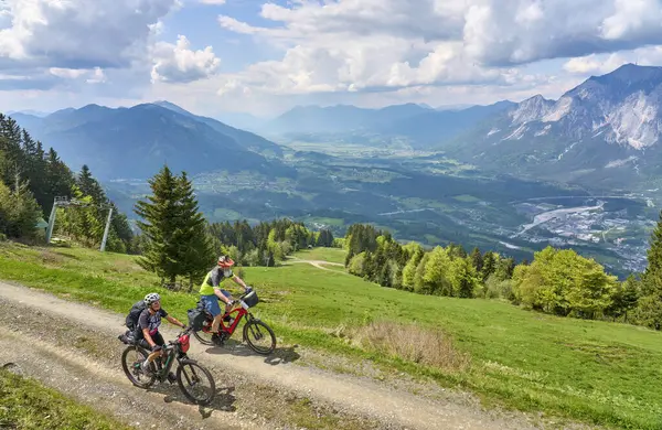 Avusturya 'daki Villach' ın yukarısındaki Karinyen Alplerinde bisiklet turunda aktif kıdemli çift.