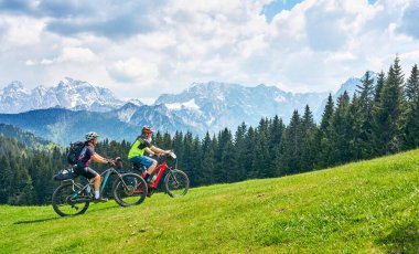 Slovenya 'daki Kranska Gora' nın yukarısındaki Triglav Ulusal Parkı 'ndaki Vri Geçidi' nde bisiklet turunda aktif kıdemli çift.