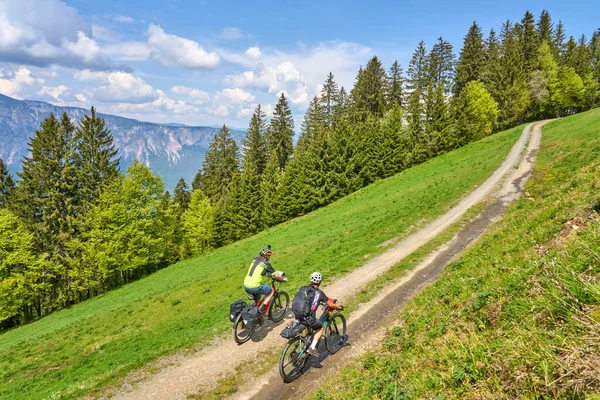 Slovenya 'daki Kranska Gora' nın yukarısındaki Triglav Ulusal Parkı 'ndaki Vri Geçidi' nde bisiklet turunda aktif kıdemli çift.