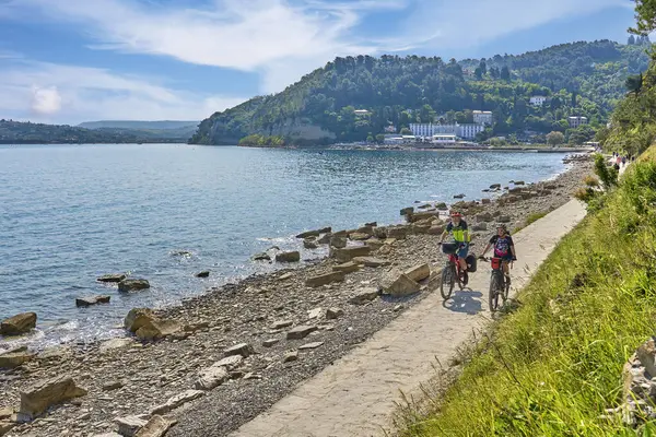 Slovenya 'nın başkenti CapoDistria' da bisiklet turunda aktif kıdemli çift Izola ve Koper yakınlarında maliyet