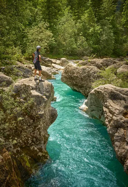 Slovenya 'daki Julian Alpleri' nin Triglav Ulusal Parkı 'ndaki Soca Nehri boyunca bir yürüyüş turunda dinlenen kadın.