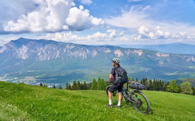 Avusturya 'daki Villach' ın yukarısındaki Karayip Alplerinde bisiklet turunda aktif bir kadın.