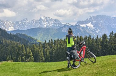 Slovenya 'daki Kranska Gora' nın yukarısındaki Julian Alplerinde bisiklet turunda aktif kıdemli adam.