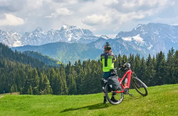 Slovenya 'daki Kranska Gora' nın yukarısındaki Julian Alplerinde bisiklet turunda aktif kıdemli adam.