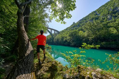 Slovenya 'daki Julian Alpleri' nin Triglav Ulusal Parkı 'ndaki Soca Nehri boyunca bir yürüyüş turunda dinlenen kadın.