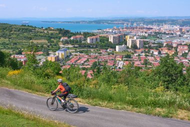 Slovenya Akdeniz 'de bisiklet turuna çıkan güzel aktif bir kadın Koper' den daha pahalı.