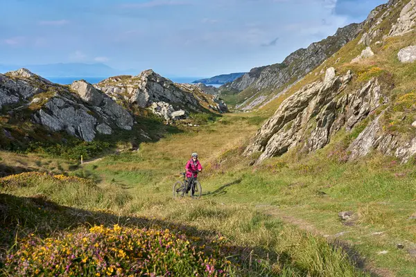 在爱尔兰共和国西南部科克郡羊头悬崖上骑自行车骑着山地自行车骑着美丽的老年妇女 日落时分骑着自行车 — 图库照片