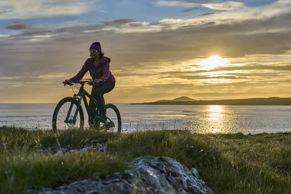 Ωραία Ηλικιωμένη Γυναίκα Ποδήλατο Βουνού Ποδηλασία Στο Ηλιοβασίλεμα Στη Χρυσή — Φωτογραφία Αρχείου