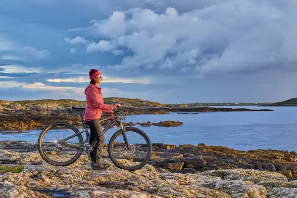 Ωραία Ηλικιωμένη Γυναίκα Ποδήλατο Βουνού Ποδηλασία Στο Ηλιοβασίλεμα Στη Χρυσή — Φωτογραφία Αρχείου