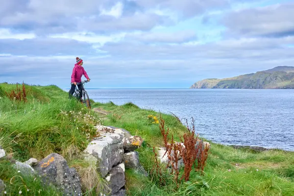 Rlanda Nın Kuzeyinde Malin Beg Head Donegal Tepelerinde Bisiklete Binen - Stok İmaj