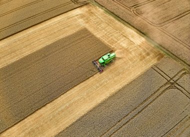 combine harvester harvesting wheat on a field in the vertile and fruitful of Langes Feld north of Stuttgart, Baden-Wrttmberg, Germany