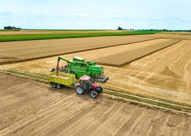 combine harvester harvesting wheat on a field in the vertile and fruitful of Langes Feld north of Stuttgart, Baden-Wrttmberg, Germany