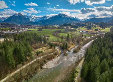 Allgaeu Alplerinde, Almanya 'nın Bavyera kentindeki Oberstdorf yakınlarındaki Iller Nehri' nin kaynağının hava fotoğrafı.