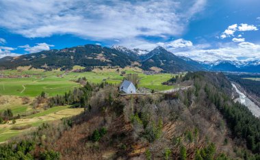 Allgaeu Alpleri 'ndeki Iller Vadisi' nin yukarısındaki Schllanger Burgkirche 'nin hava fotoğrafı Almanya' nın Bavyera kentindeki Oberstdorf 'un yanında.