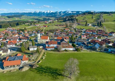 Allgaeu Alpleri, Bavyera, Almanya 'da kar kaplı Nagelfluh dağ zinciriyle Earla baharı Oberreute köyünün hava manzarası