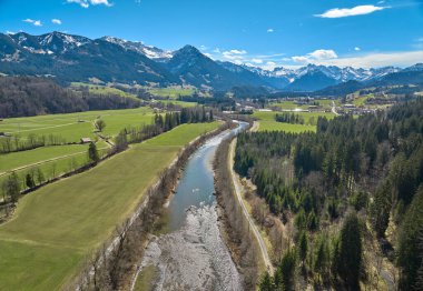 Allgaeu Alplerindeki Iller Vadisi 'nin havadan çekilmiş fotoğrafı Almanya' nın Bavyera kentindeki Oberstdorf 'un yanında.