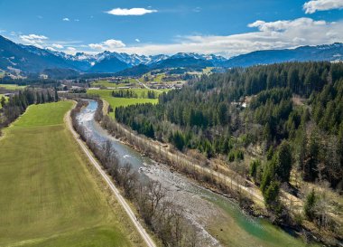 Allgaeu Alplerindeki Iller Vadisi 'nin havadan çekilmiş fotoğrafı Almanya' nın Bavyera kentindeki Oberstdorf 'un yanında.