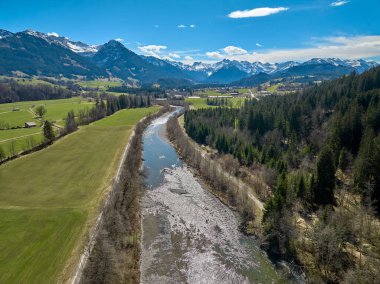 Allgaeu Alplerindeki Iller Vadisi 'nin havadan çekilmiş fotoğrafı Almanya' nın Bavyera kentindeki Oberstdorf 'un yanında.