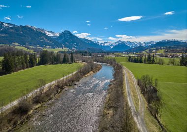 Allgaeu Alplerindeki Iller Vadisi 'nin havadan çekilmiş fotoğrafı Almanya' nın Bavyera kentindeki Oberstdorf 'un yanında.